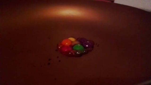 Опыт:плавлю skittles смотреть онлайн
