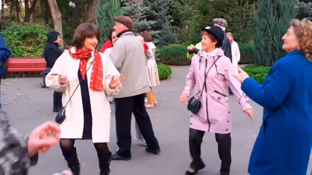 ЛИСТЬЯ ЖЁЛТЫЕ НАД ГОРОДОМ КРУЖАТСЯ! ТАНЦЫ В ПАРКЕ ГОРЬКОГО ХАРЬКОВ СЧАСТЛИВЫЕ ДНИ смотреть онлайн