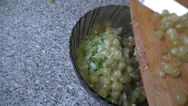 Салат на Новый год с копченой курицей (мясом) и виноградом смотреть онлайн