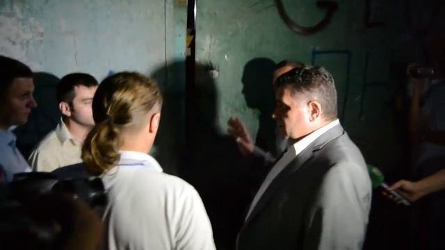 Киев. Терещук подошел к воротам стройки. Люди задают "неудобные вопросы". смотреть онлайн