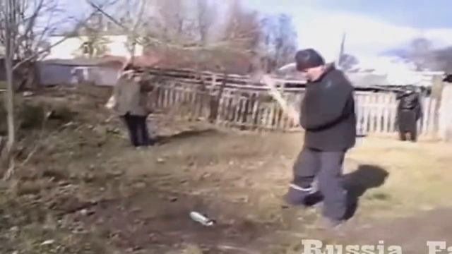 Удар топором по монтажной пене смотреть онлайн