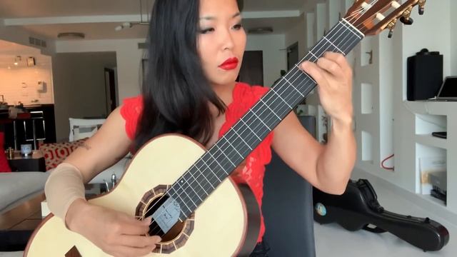 Thu Le plays El Choclo, arr. Roland Dyens, on Alma Guitar смотреть онлайн