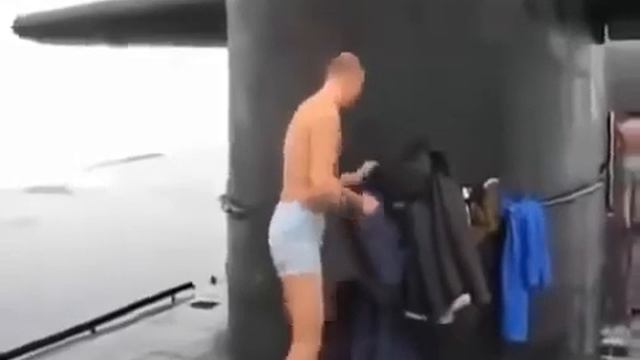 Моряки на подводной лодке на спор купаются в Северном Ледовитом океане смотреть онлайн