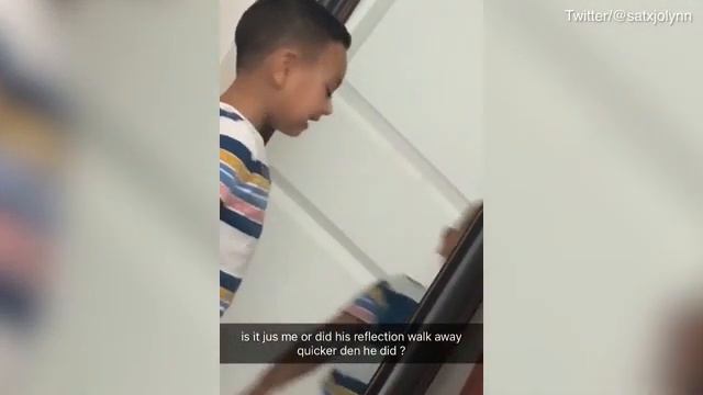 Таинственный момент: отражение в зеркале опережает движения смотрящегося в него смотреть онлайн