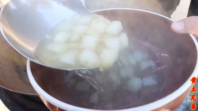 星哥牙疼上火，小波帮忙做冰糖雪梨自己却吃烧鸡，大口吃肉气到星哥要炸毛！【黄土兄弟】