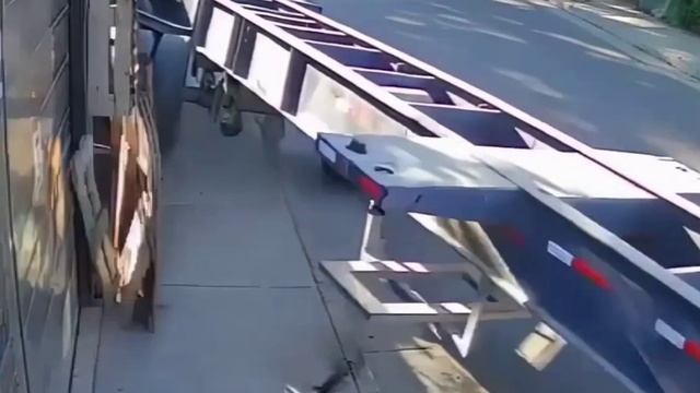 Парня чуть не раздавил прицеп