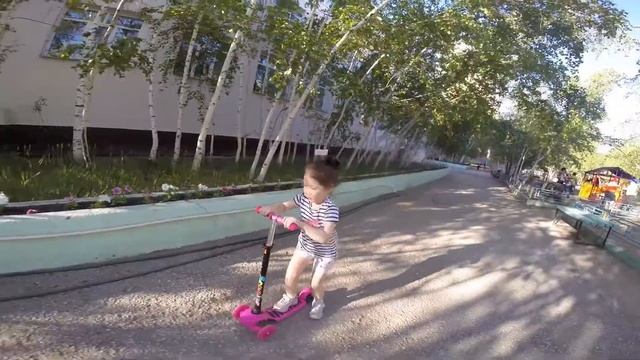Катаемся на самокате Кристинка и БизиБаб /We ride a scooter Kris and BiziBab смотреть онлайн