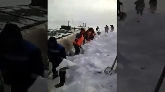 Только в России. Застрял тепловоз. смотреть онлайн