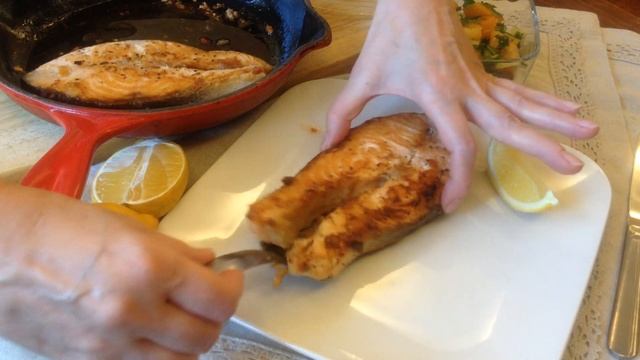 Стейк лосося на сковороде в ароматном масле с чесноком, лимоном и медом смотреть онлайн