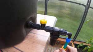 Простой вариант системы капельного полива из бочки для теплицы