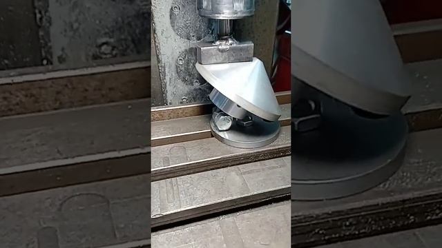 Фрезерование пазов под 120° без делительной головки на ВМ131ВФ1 смотреть онлайн