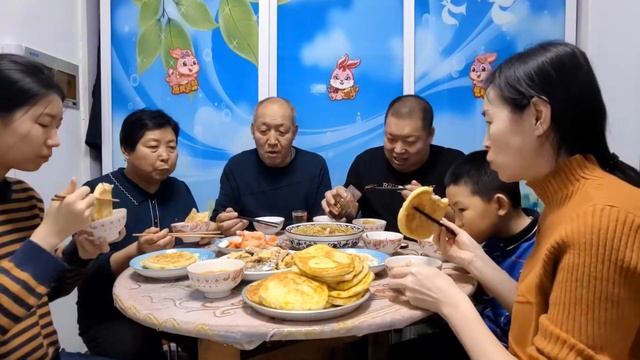 姑娘想念的酸菜炖粉条配上豆馅饼，真是嘎嘎香，胖哥借光造了四张 смотреть онлайн
