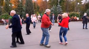 ГАДАЙ, ГАДАЙ ЦЫГАНКА! ЗАЖИГАТЕЛЬНЫЕ ТАНЦЫ В ПАРКЕ ГОРЬКОГО ХАРЬКОВ.mp4