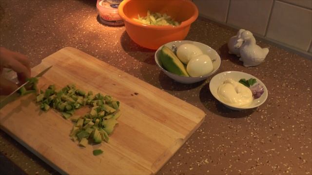 Салат с креветками и авокадо смотреть онлайн