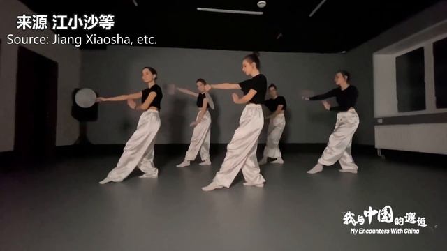 Russian girls perform Chinese round-fan dance | CCTV English смотреть онлайн