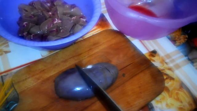 Обжаренные Свиные почки с луком и чесноком смотреть онлайн