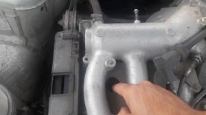 Выбивает.выталкивает наконечник свечи просверли отверстие.