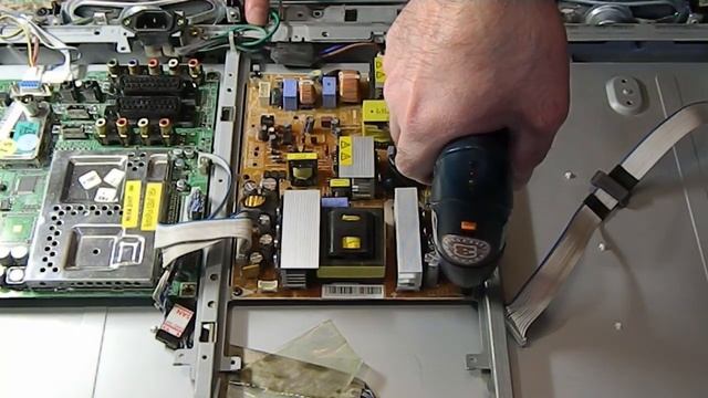 Ремонт ЖК телевизора своими руками. Часть 2. Снятие блока питания смотреть онлайн
