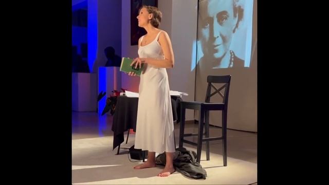 Ксения Алфёрова читает стих «Я бы хотела жить с вами…» смотреть онлайн