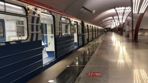 Видеообзор лифтов и платформы на станции метро «Алма-Атинская» // 12 сентября 2021 года