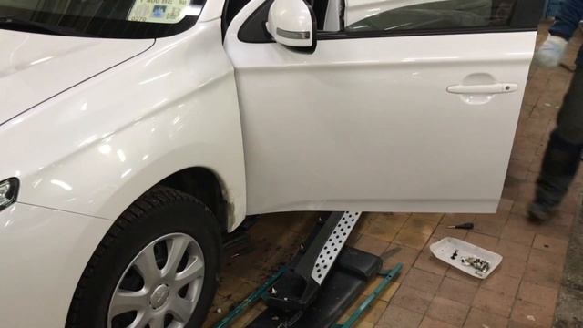 Установка декоративных подножек Митсубиси Аутлендер. смотреть онлайн