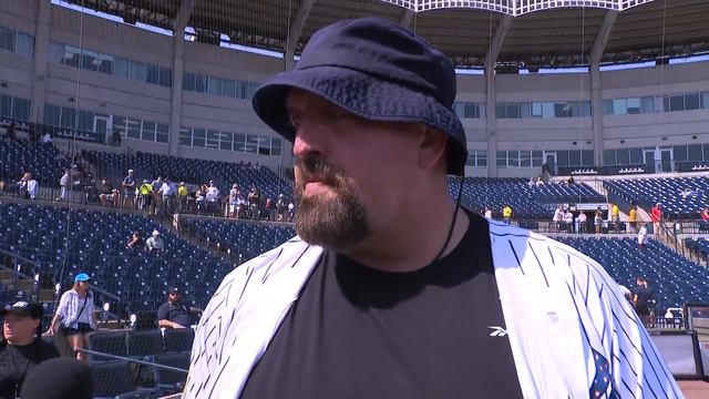 Paul "Big Show" Wight joins Yankees on field in Tampa, FL смотреть онлайн