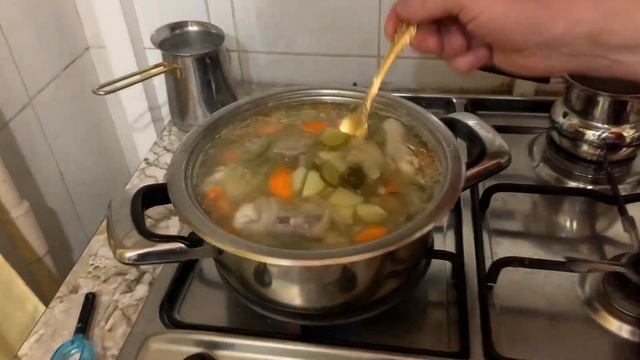 Рассольник с плющеной перловочкой на курином бульоне. смотреть онлайн