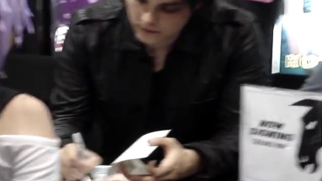 Gerard Way MCR Umbrella Academy San Diego Comic Con 09 смотреть онлайн