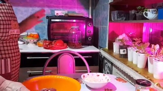 А,у нас сегодня на обед бифштексы//И жарю мясо на сковороде// смотреть онлайн