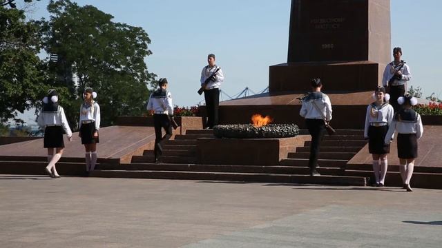 Почётный караул у памятника Неизвестному матросу в Одессе. смотреть онлайн