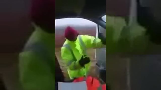 Шотландец пытается закрыть дверь автомобиля во время штормового ветра смотреть онлайн