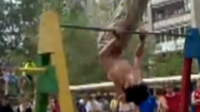Выступление на турниках(любительская съёмка) смотреть онлайн