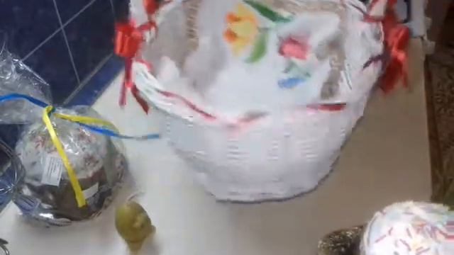 Пророщенная пшеница в пасхальной корзине