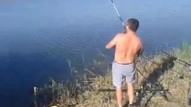 Прикол. Рыбалка. У кума "удачная" поклёвка смотреть онлайн