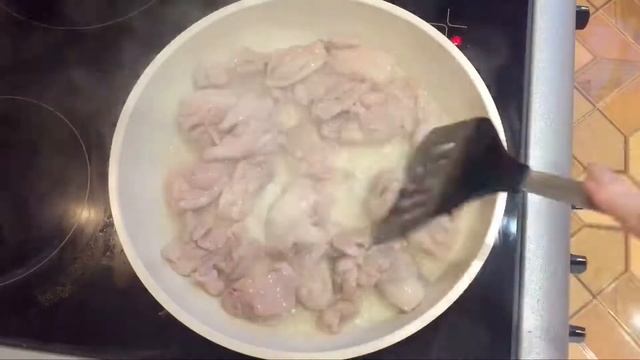 Тушенная курица с грибами в сливочно-томатном соусе!Побалуйте своих родных! смотреть онлайн