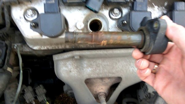 Honda Civic, наконечник катушки прикипел к свече.