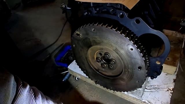 РЕМОНТ ДВС 98   Устанавливаем маховик двигателя  Джили МК  копия  двгателя TOYOT A4 FE