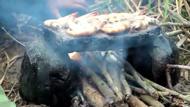 приготовление креветок на камне в лесу