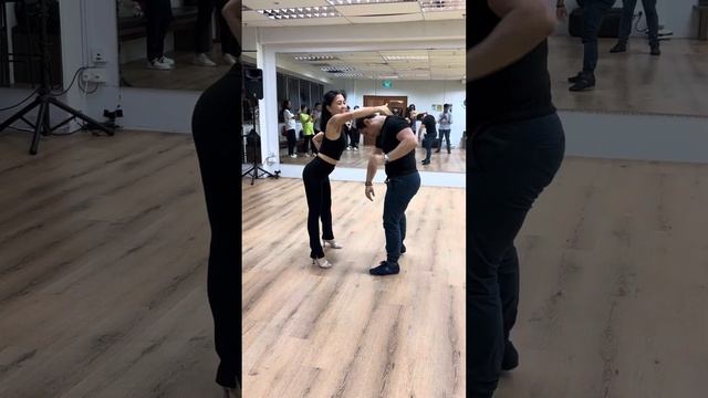 L1-C1: Bachata Partner Dance Demo (101713) смотреть онлайн
