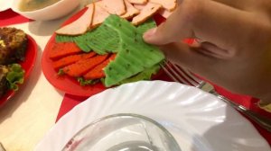 Женщина с претензией отмечает день рождения ?