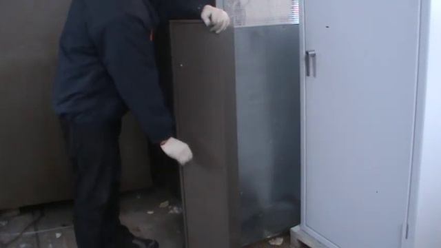 Как вскрывают оружейный шкаф ударом ноги смотреть онлайн