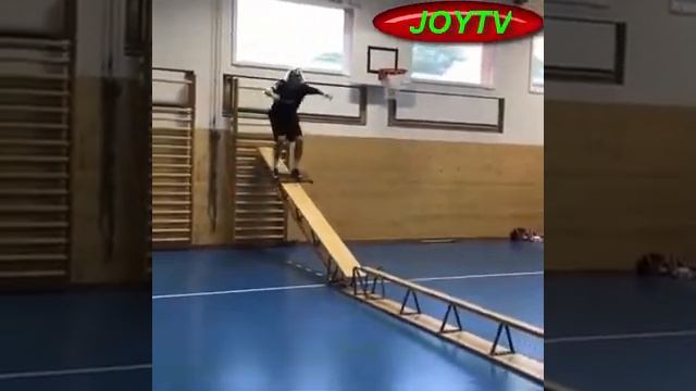 The show of boy gymnasts on bicycles. Китайский цирк. смотреть онлайн