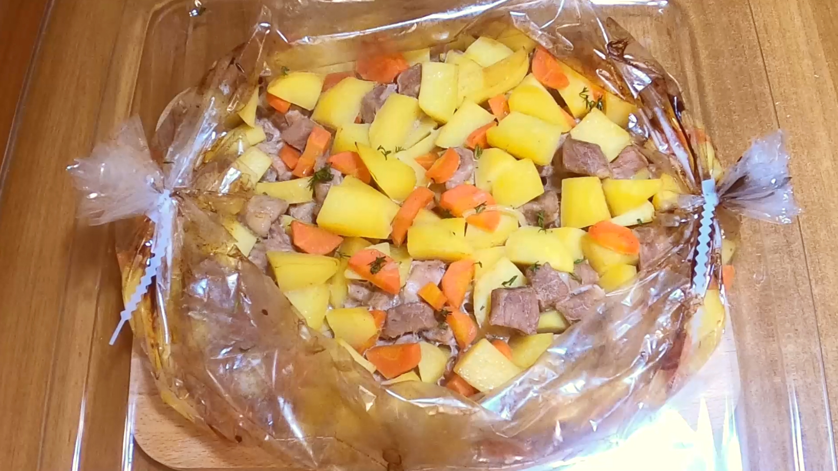 СВИНИНА с КАРТОШКОЙ, запеченные В РУКАВЕ. смотреть онлайн