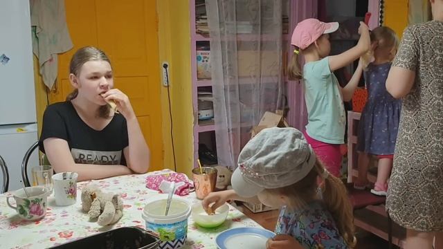 Печём блины и продолжаем собирать вещи #люблюготовить#блины#выпечка#мукбанг#готовимсякпереезду смотреть онлайн