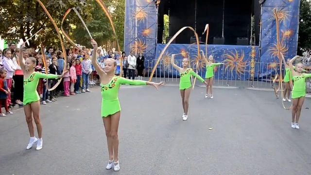 2015 - СПОРТИВНАЯ СЮИТА на празднике улицы Кедрина - ансамбль РАДУГА, г. Днепропетровск