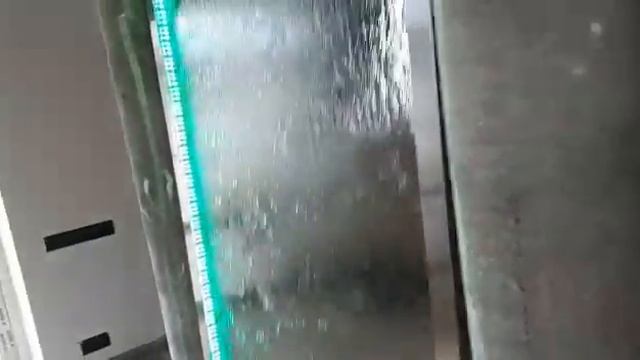 Водопад по стеклу