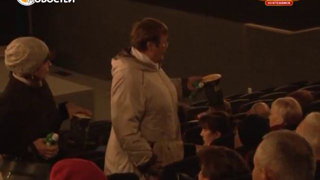 Пенсионеров пригласили в кино. смотреть онлайн