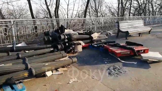 Установка фонарей в Мариинском парке. Киев. 3.01.2020 г.