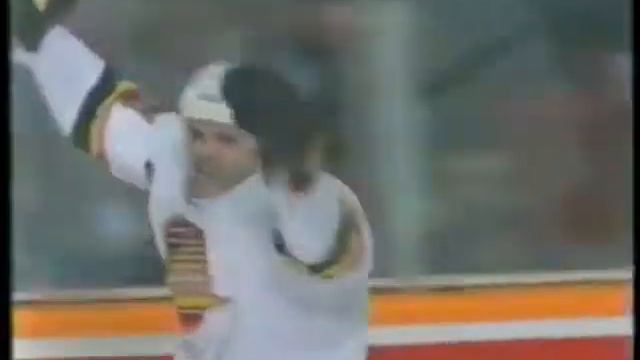 Roman Oksiuta's pretty goal vs Flames and Andrei Trefilov (30 apr 1995) смотреть онлайн