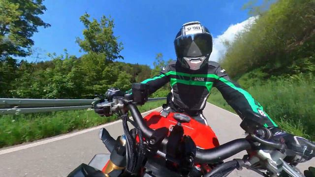 Ducati Streetfighter V4S plus 2 x BMW S1000RR - Ausfahrt in den Schwarzwald смотреть онлайн